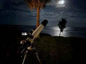 望遠鏡で月を観察
